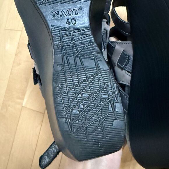Naot Prestigehed Black/Gray Road Leather Wedge Sandal 40 NWOB - Picture 13 of 16